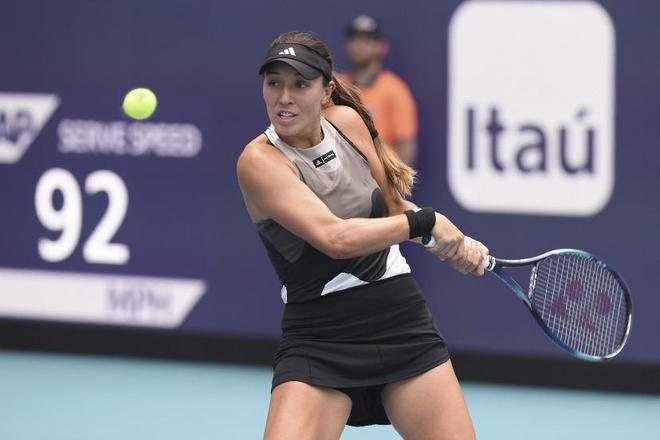 中场球员在 中场球员在